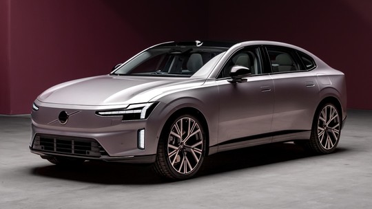 Volvo ES90 é sedã elétrico com jeitão de fastback que roda até 700 km