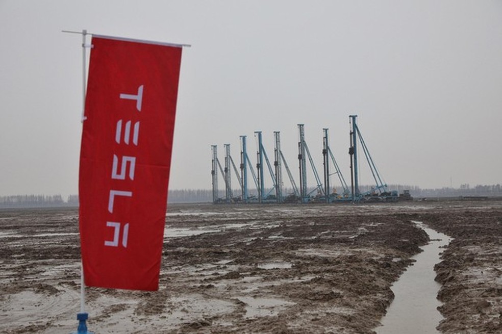 A general view shows a construction site of a Tesla factory during a ground-breaking ceremony for the factory in Shanghai on January 7, 2019. - Musk presided over the ground-breaking for a Shanghai factory that will allow the electric-car manufacturer to (Foto: AFP) — Foto: Auto Esporte