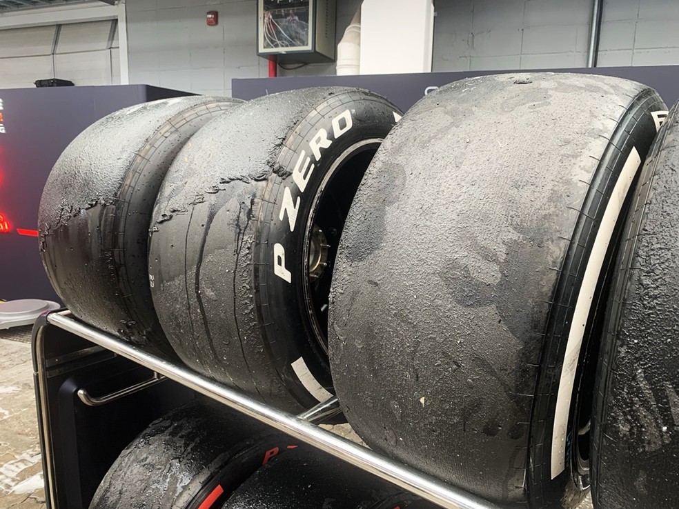 Após todo o procedimento, os pneus são colocados nos carrinhos e levados de volta para dentro do paddock  — Foto: André Schaun 