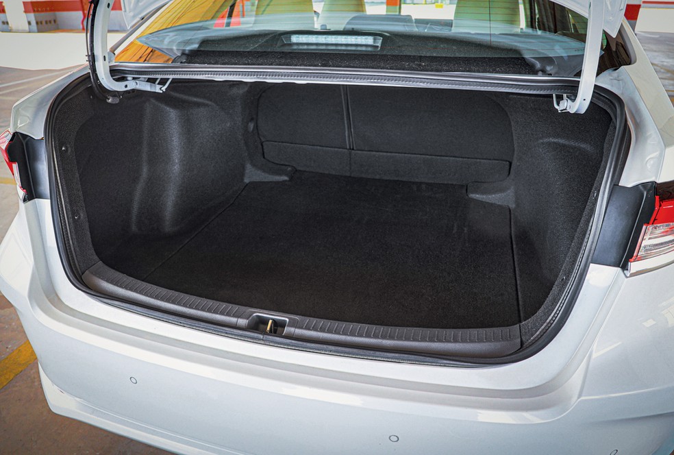 Toyota Corolla tem 470 litros de capacidade no porta-malas — Foto: Renato Durães/Auto News Brasil