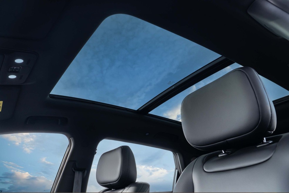 Entre os equipamentos, o Chevrolet Captiva oferece teto solar panorâmico  — Foto: Divulgação