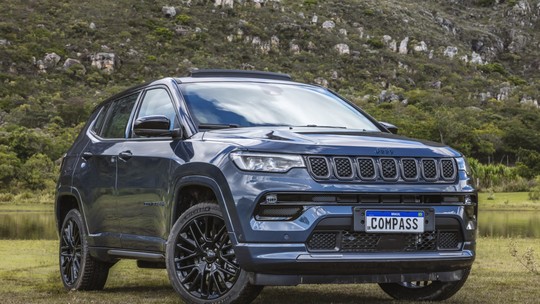 Jeep Compass 4xe e Grand Cherokee saem de linha e marca terá novos híbridos