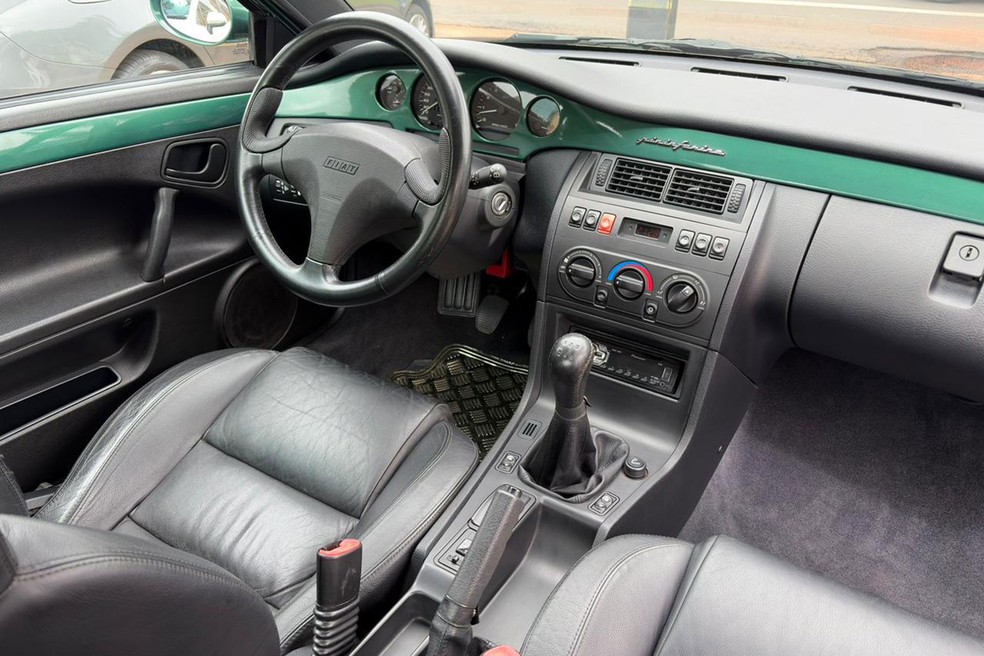 Interior do Fiat Coupé tem até pintura no mesmo tom da carroceria — Foto: Fernando Garcia/Auto News Brasil