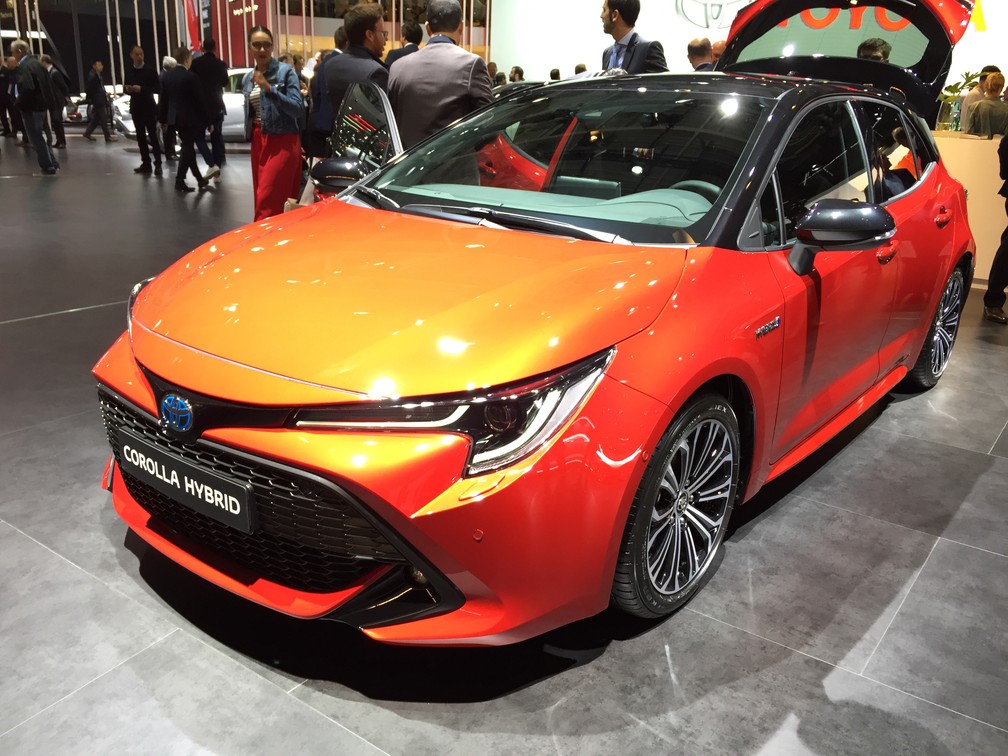 Toyota Corolla Hatch no Salão de Paris, em setembro, também adiantando as linhas da nova geração do sedã — Foto: André Paixão/G1