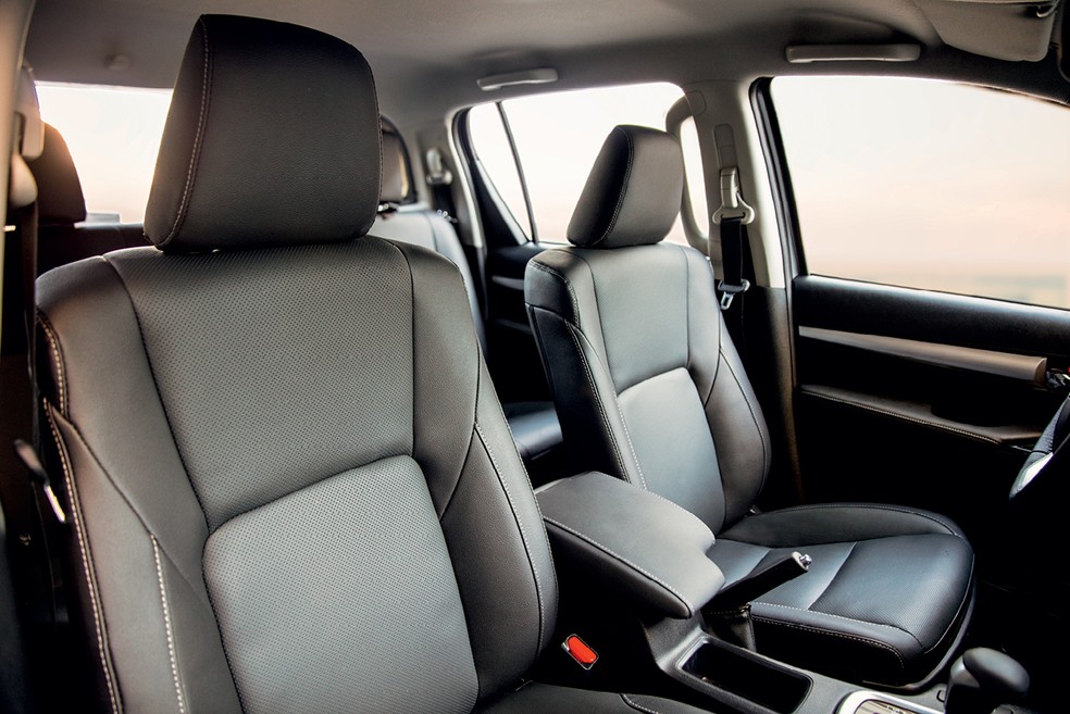 Banco do motorista no Toyota Hilux SRX Plus tem ajuste de posição elétrico — Foto: Divulgação