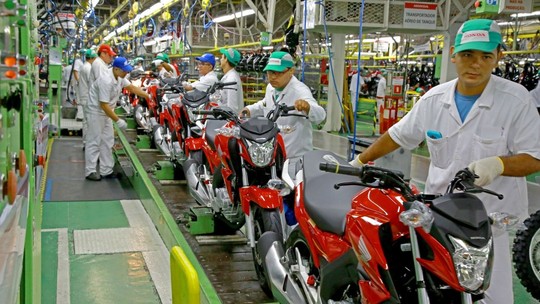 Produção de motos decola em 2022, enquanto a de automóveis despenca