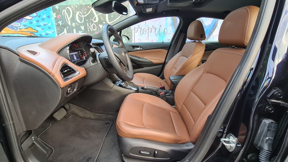 Banco do motorista elétrico, AEB e assistente de manutenção de faixa são exclusivos da versão Premier — Foto: Rodrigo Ribeiro/Auto News Brasil