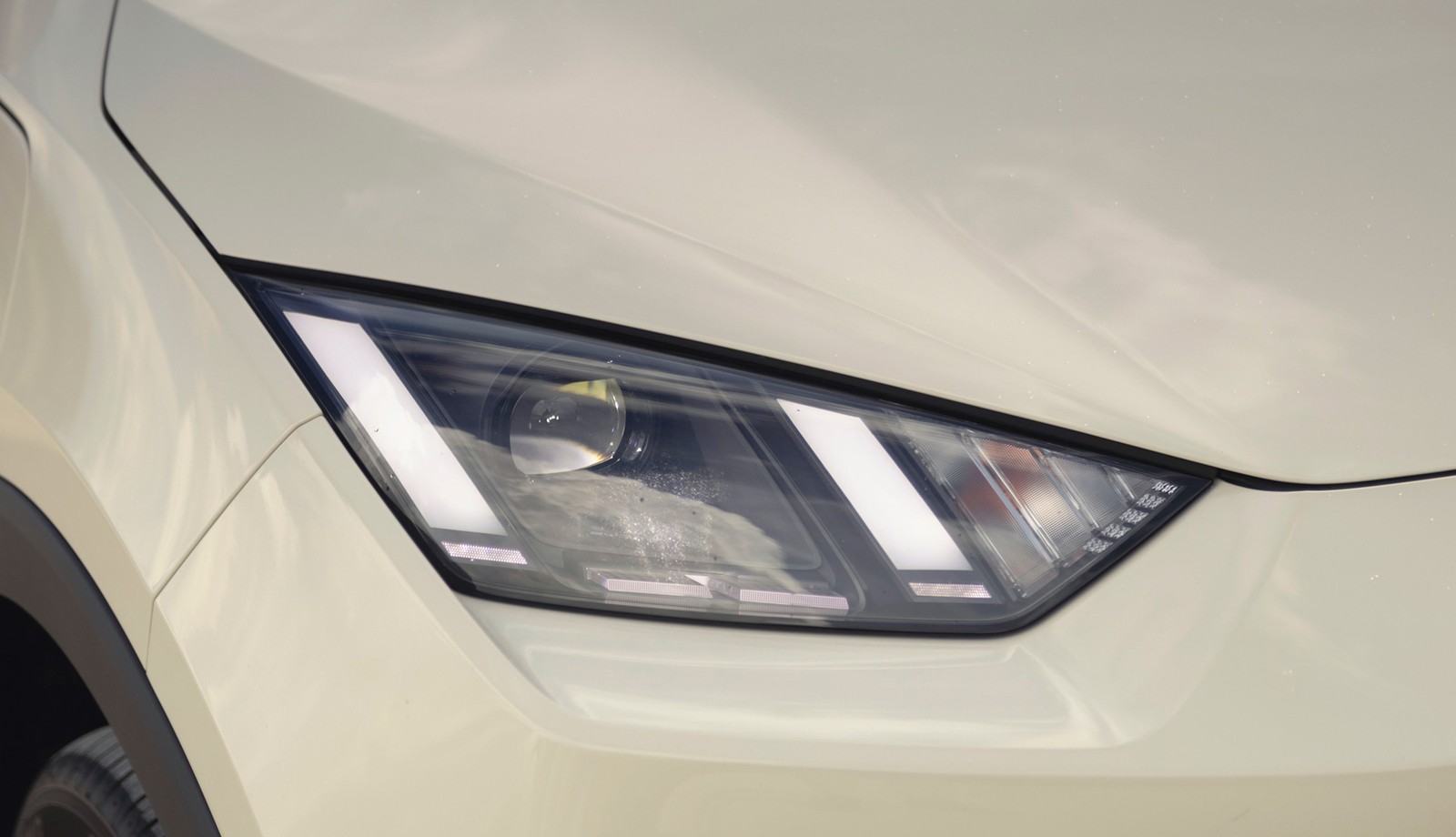 Farol de LED do BYD Dolphin Mini — Foto: Fabio Aro/Auto News Brasil