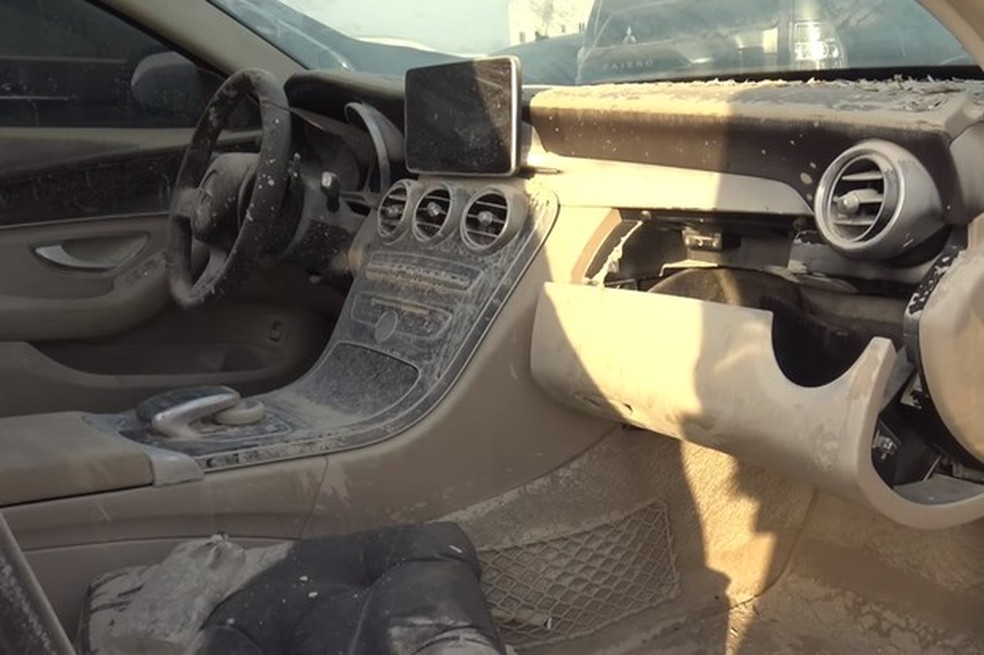 O interior de um veículo de luxo que ficou abandonado em um ferro velho em Dubai — Foto: Foto: Reprodução/Internet
