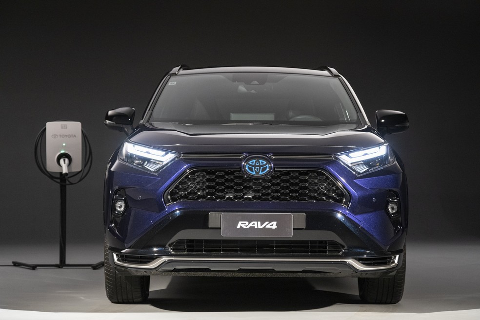 Toyota RAV4 - modelo é vendido em configurações híbrida e híbrida plug-in; potência e autonomia elétrica são algumas diferenças — Foto: Divulgação