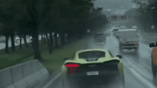 Vídeo: McLaren de R$ 3 milhões perde roda em avenida por falha na revisão
