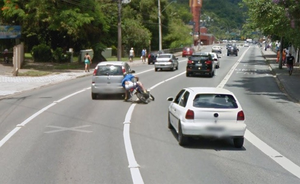Motoqueiro é flagrado pelo Google Maps (Foto: Reprodução) — Foto: Auto Esporte