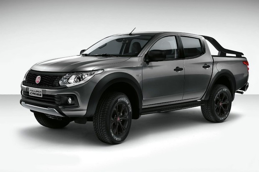 Nova grade e pacote de acessórios escuros diferenciam a Fullback Cross (Foto: Divulgação) — Foto: Auto Esporte