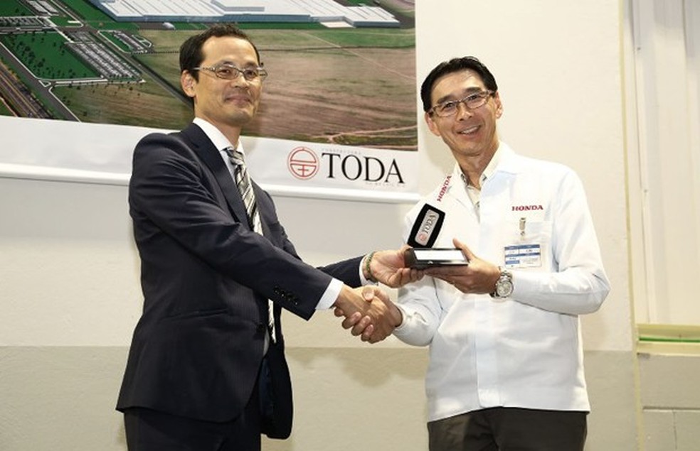 Vice-presidente da Honda no Brasil, Eigi Miyakuchi, recebe a chave da construtora (Foto: Divulgação) — Foto: Auto Esporte