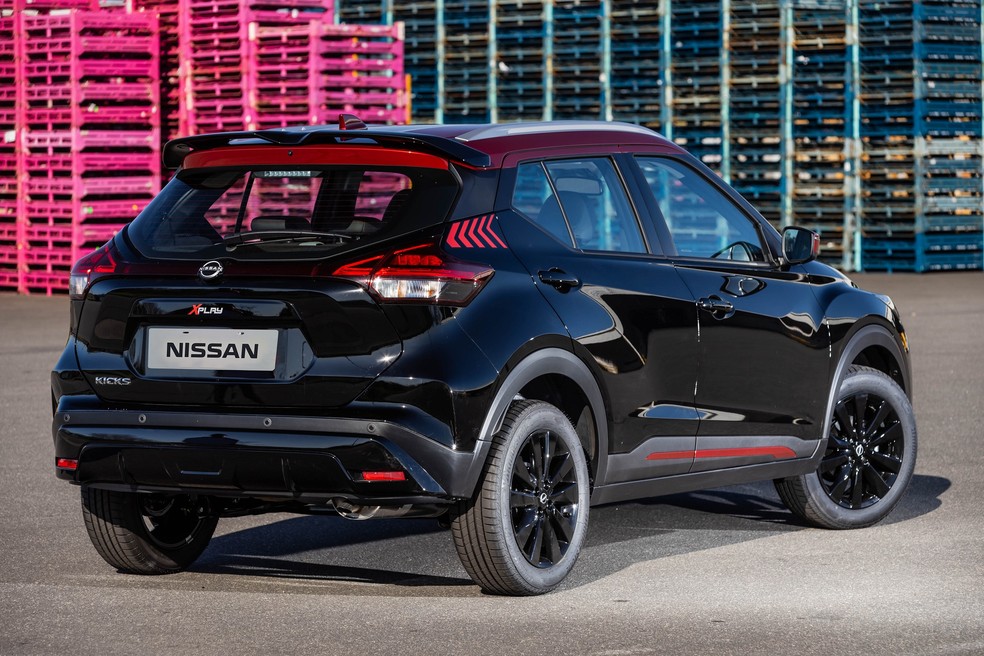 Nissan Kicks XPlay 2024 tem rodas aro 17 em preto brilhante e adesivos na coluna C e tampa do porta-malas — Foto: Divulgação