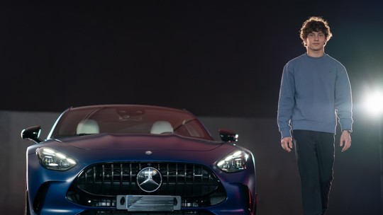 Kimi Antonelli vai à escola dirigindo Mercedes AMG-GT 63 de R$ 1,3 milhão