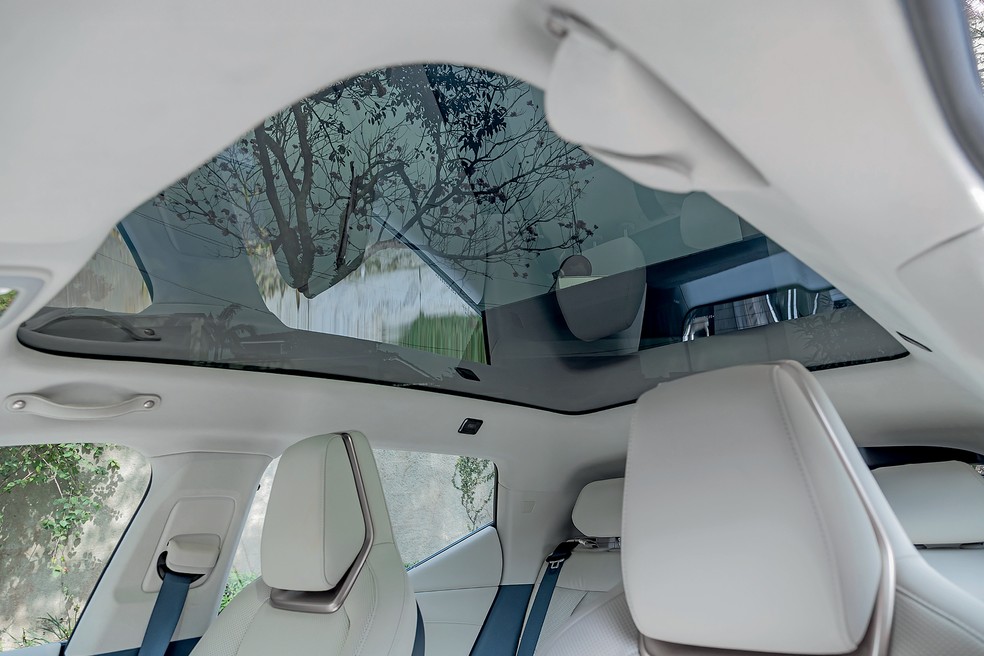 Zeekr X Flagship tem enorme teto panorâmico envidraçado — Foto: Renato Durães/Auto News Brasil