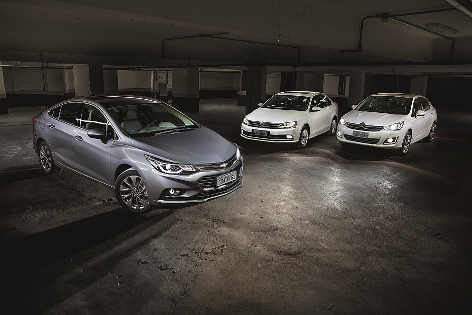 Chevrolet Cruze (esq.), Volkswagen Jetta (meio) e Citroën C4 Lounge