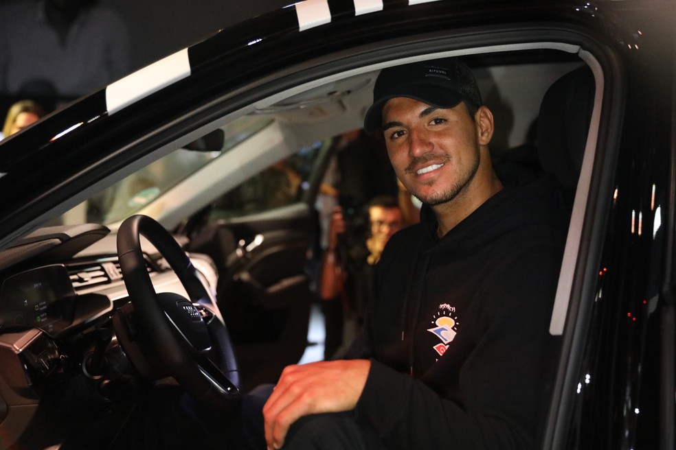 Gabriel Medina posa com o Audi eTron no Salão de SP 2018 — Foto: Fábio Tito/G1