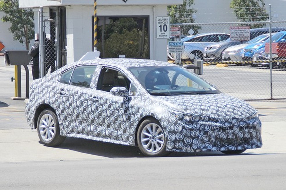 Flagras confirmam que novo Toyota Corolla terá visual semelhante ao do Auris (Foto: Automedia) — Foto: Auto Esporte