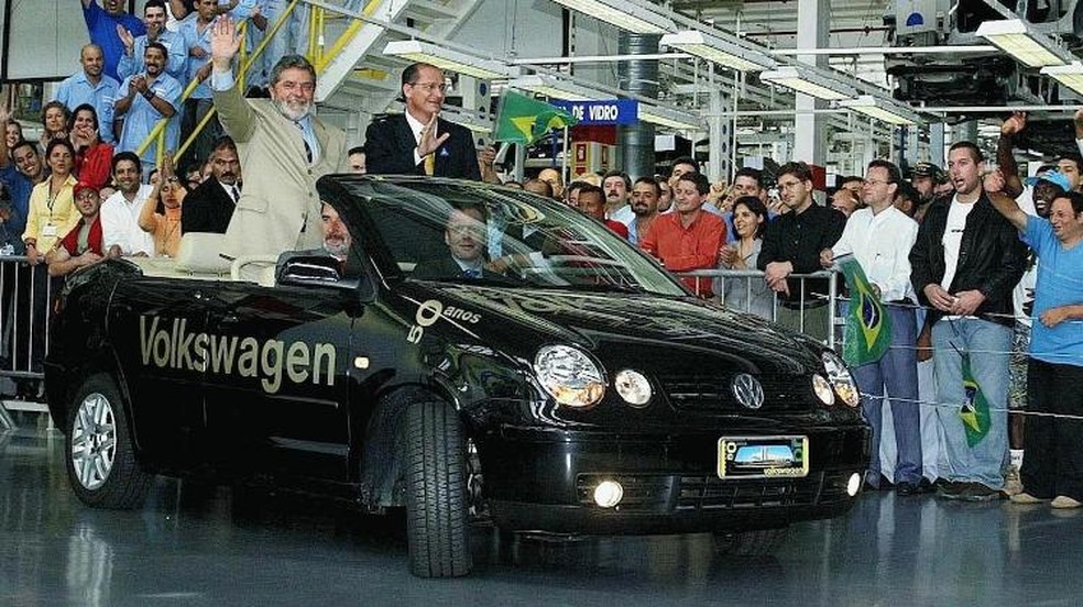 Em 2003, Lula e Alckmin fizeram o mesmo trajeto na fábrica, em um Polo — Foto: Reprodução