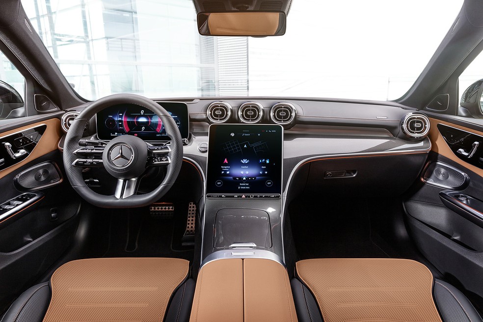 Interior do Mercedes-Benz Classe C foi totalmente renovado e bebe na fonte de design e tecnologias do Classe S — Foto: Divulgação