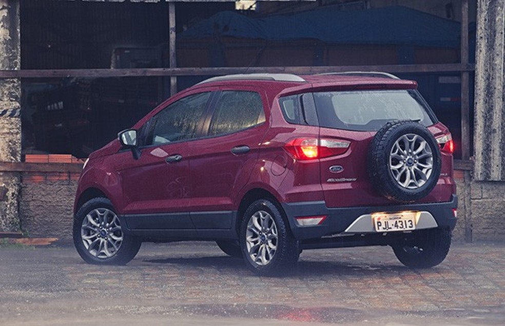 Estepe esconde o fato que o EcoSport é pequeno diante da concorrência (Foto: Bruno Guerreiro/Auto News Brasil) — Foto: Auto Esporte