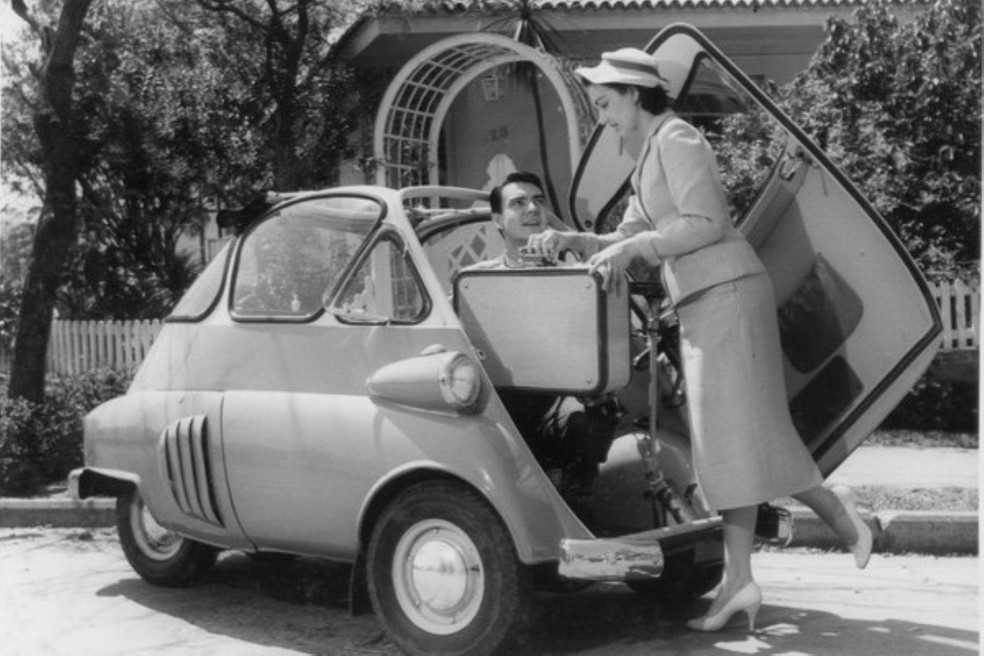 Eva Wilma e John Herbert em propaganda do Romi-Isetta — Foto: Fundação Romi/Divulgação