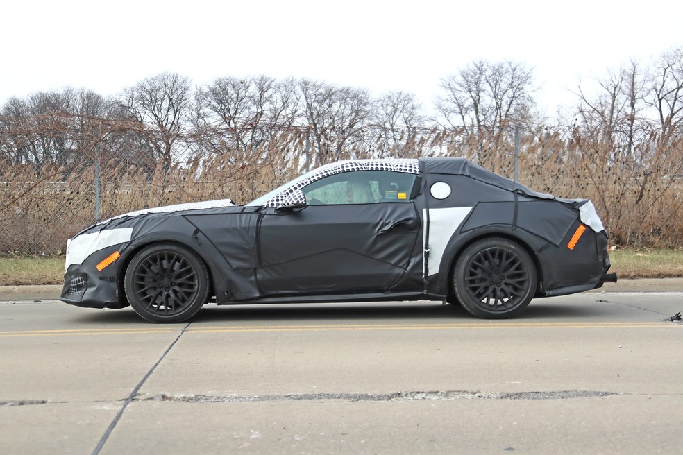 Nova geração do Ford Mustang terá proporções parecidas com a da atual geração — Foto: Automedia