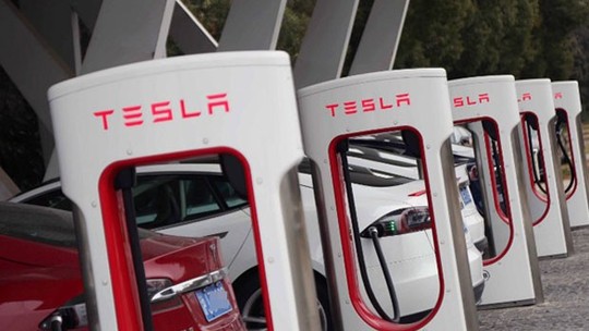 Tesla instalará mais 5 mil estações para carregamento de veículos