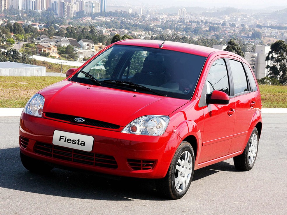 Ford Fiesta 2007 tem linhas arredondadas - ele mudaria um ano depois — Foto: Divulgação