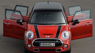 Mini Cooper com cinco portas