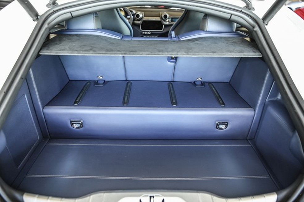 Porta-malas leva bons 450 litros, o que transforma a GTC4Lusso na mais prática das Ferrari (Foto: Divulgação) — Foto: Auto Esporte