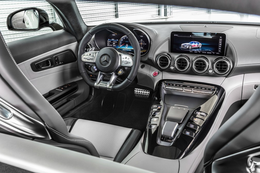 No interior, AMG GT ganhou quadro de instrumentos digital e nova central multimídia — Foto: Divulgação/Mercedes-Benz