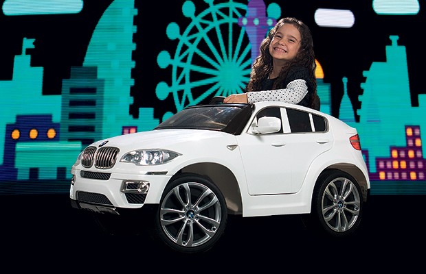 BMW X6 Fabricante: Bandeirante Preço: R$ 2.299 Peso: 16 kg Velocidade máxima: 3 km/h Ponto positivo: portas dos dois lados abrem e têm travas Ponto negativo: câmbio baixo e não tem entrada para cabo auxiliar