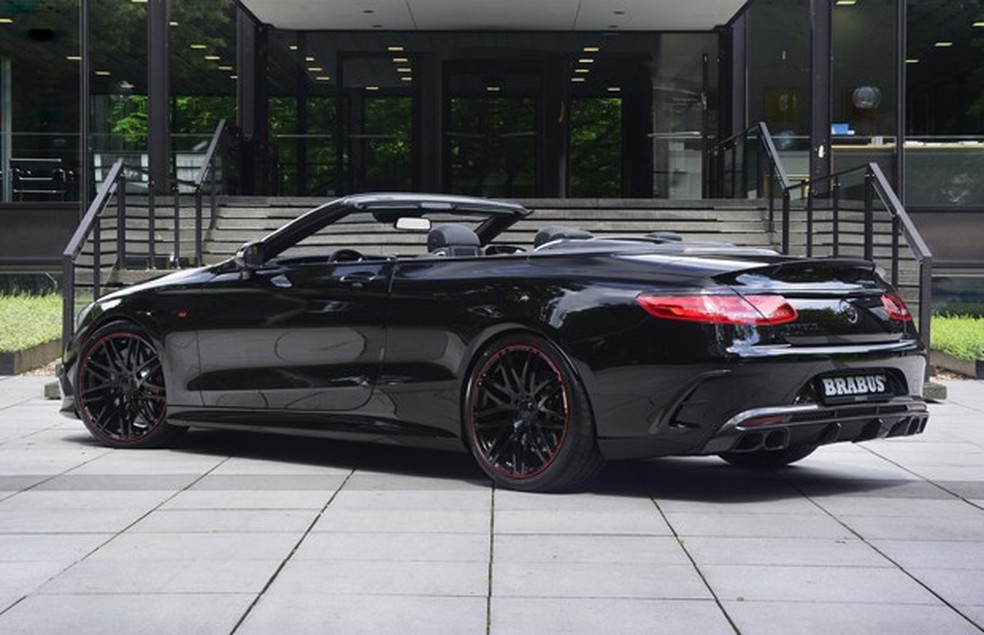 Traseira do Brabus 850 incorpora aerofólio e as clássicas saídas de escapamento quadradas (Foto: Divulgação) — Foto: Auto Esporte