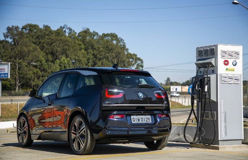 BMW i3 recarregando bateria em uma das 6 estações de carga da Rodovia Presidente Dutra (Foto: Divulgação) — Foto: Auto Esporte