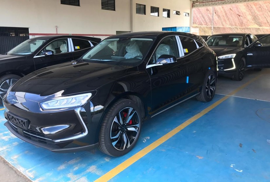 SUV elétrico Seres 3 chega por R$ 10 mil a mais que o Corolla Cross