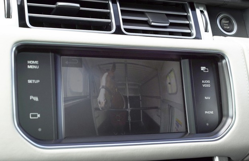 Land Rover cria tecnologia que deixa reboque invisível (Foto: Divulgação) — Foto: Auto Esporte