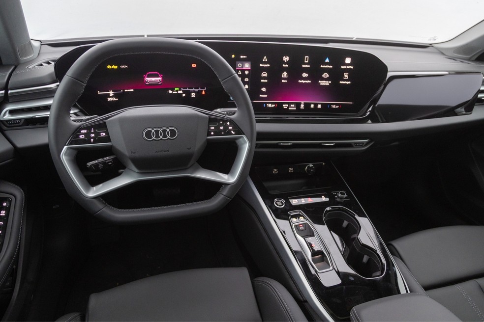 Audi A5 tem acabamento em interno com black piano — Foto: Auto News Brasil/Renato Durães