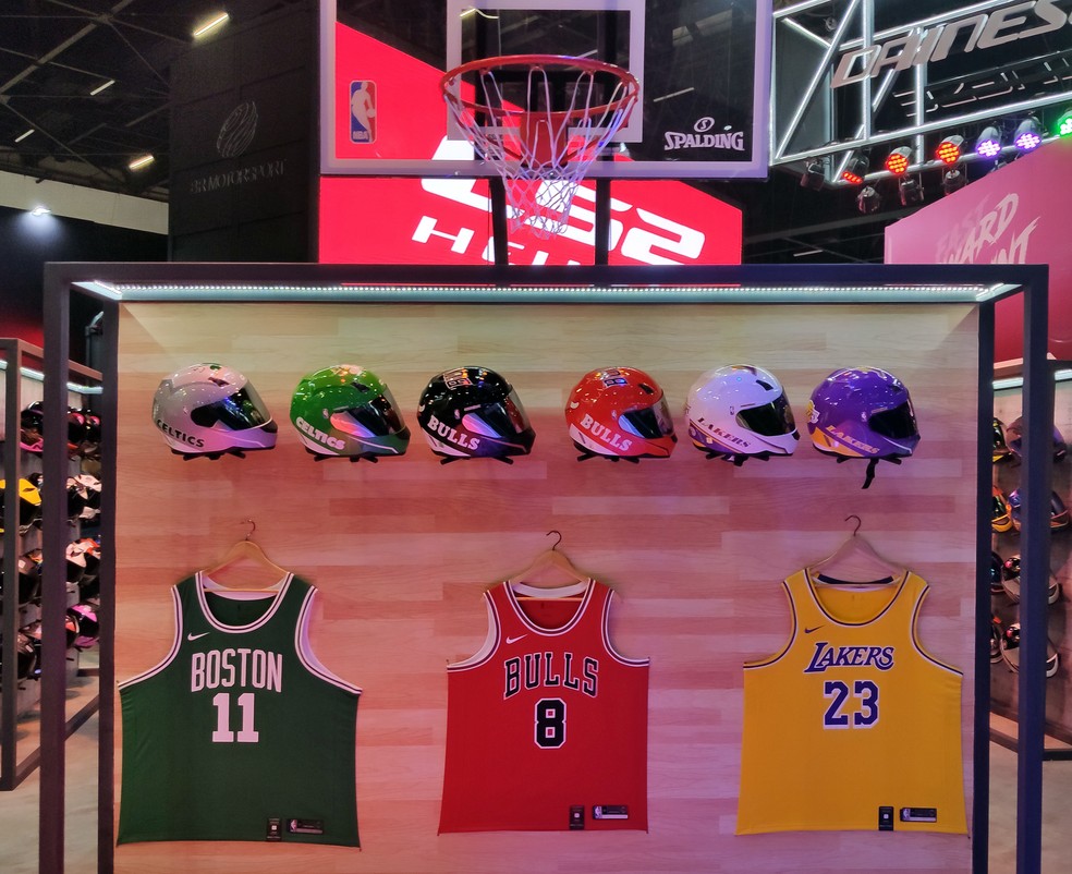 Capacetes de times de basquete da NBA expostos no Salão Duas Rodas — Foto: André Paixão/G1