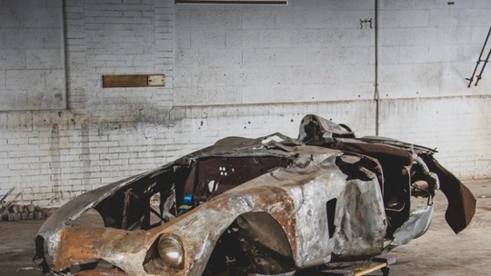 Sucata de Ferrari sobrevive a furacão e pode ser leiloada por R$ 7,5 milhões