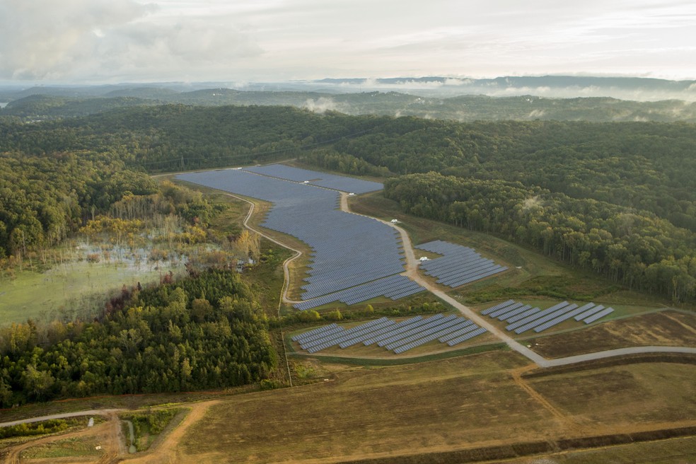 Parque solar é formado por 33.600 painéis — Foto: Divulgação
