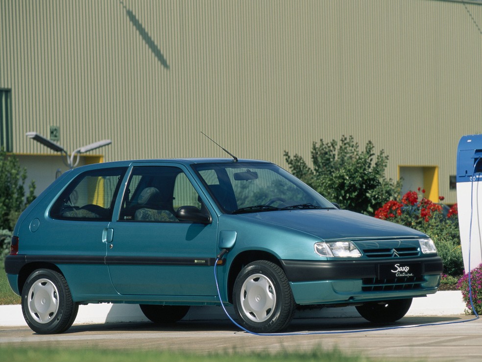 O Citroën Saxo Electrique não tinha estepe: as baterias roubaram seu lugar  — Foto: Acervo MIAU