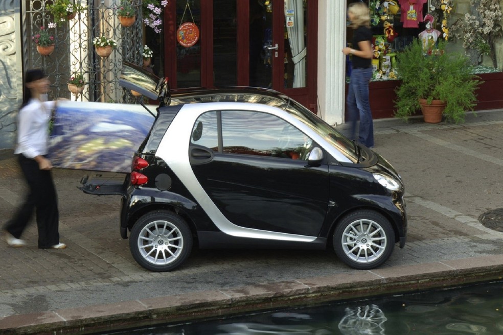 O Smart Fortwo Passion Coupé é equipado com motor 1.0 três-cilindros aspirado que rende cerca de 71 cv e 9,2 kgfm — Foto: Divulgação/Smart
