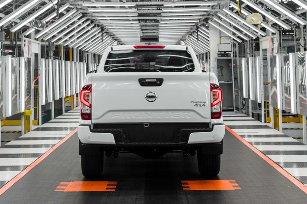 Nissan Frontier na fábrica - traseira