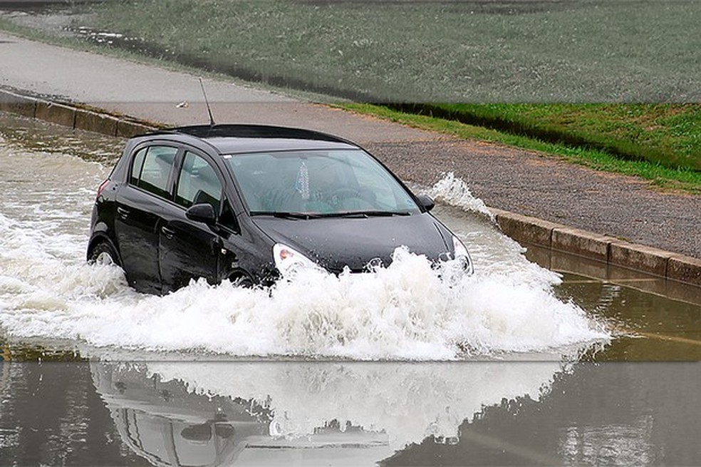 Carro atravessando área de enchente (Foto: Lovro Rumiha) — Foto: Auto Esporte