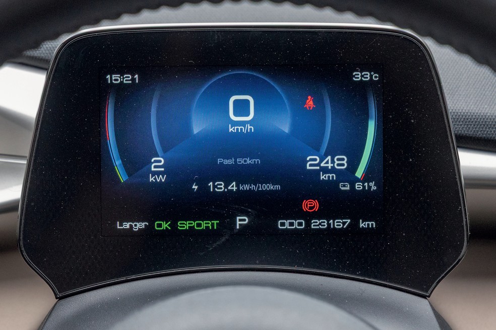 Painel de instrumentos do Dolphin é simples e pequeno — Foto: Renato Durães/Auto News Brasil