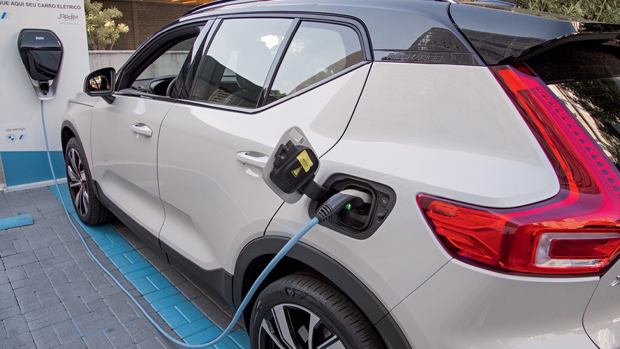 Volvo XC40 Recharge Pure Eletric - bocal de recarga na traseira