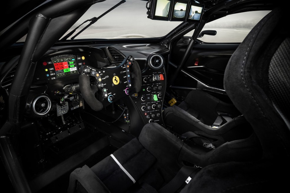Interior do Ferrari KC23 é de um carro de corrida  — Foto: Divulgação 